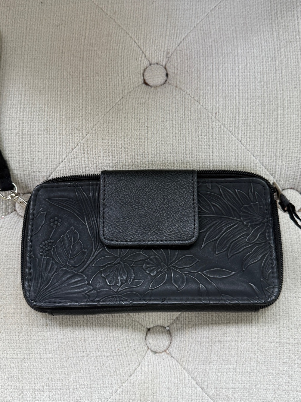 Design Women's Faux Leather Floral Embossed Clutch Wallet NWOT